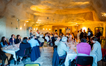 Salle Pierre et Verre troglodyte